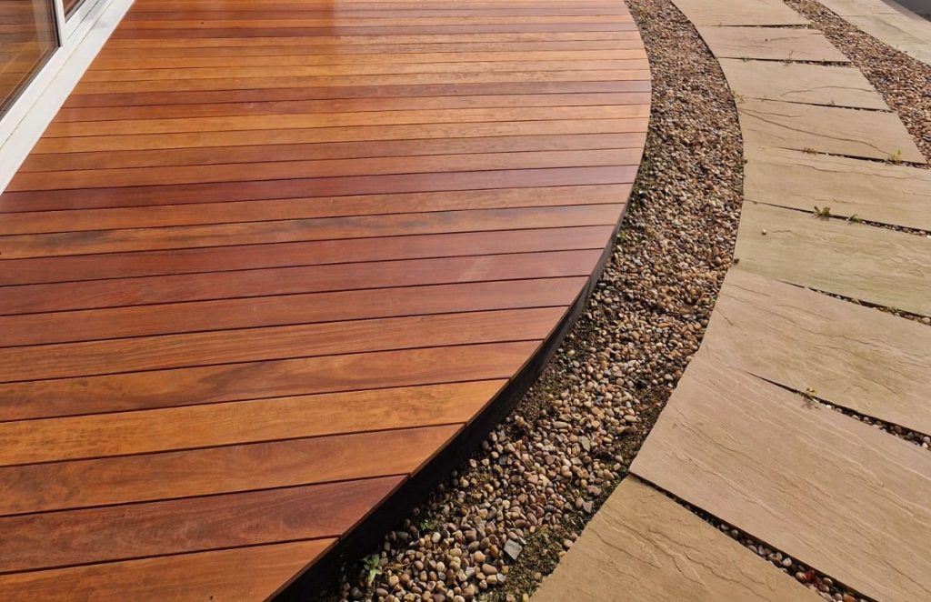 cara memilih kayu decking untuk iklim tropis